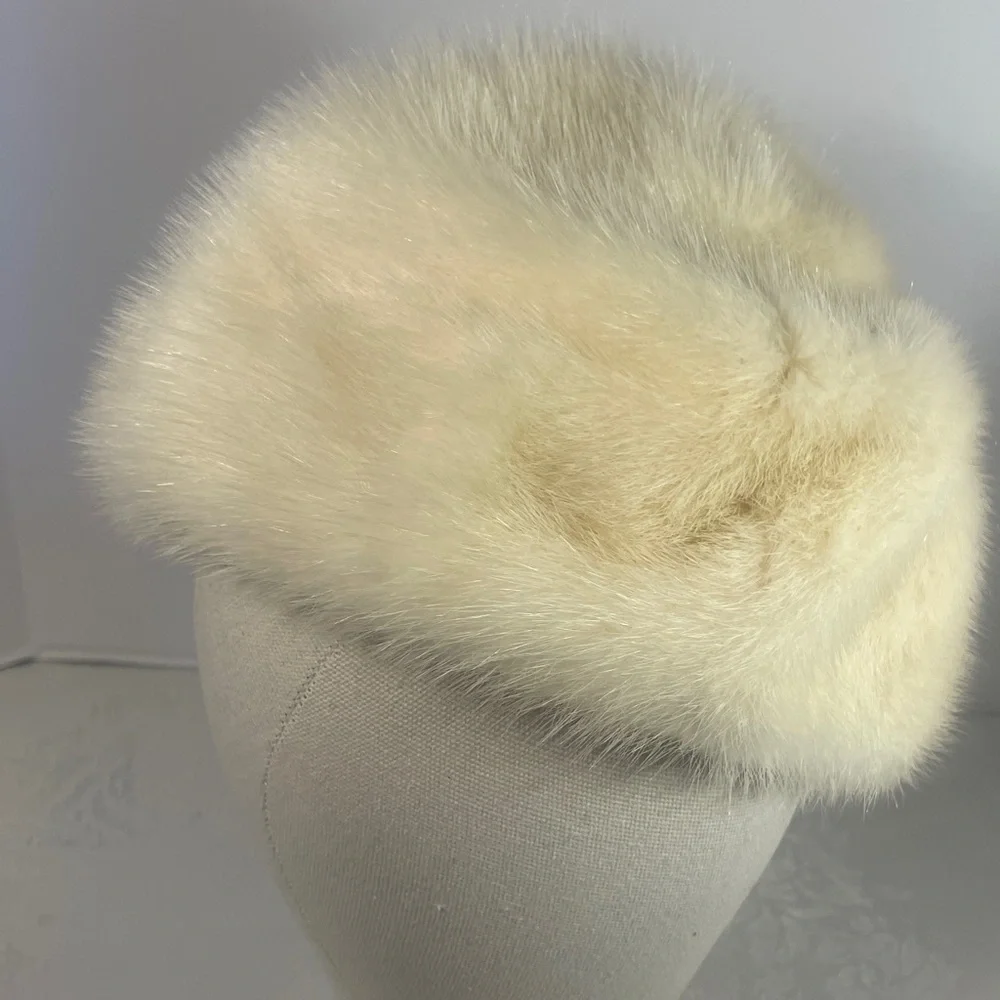 VINTAGE Cream Fur Hat from ORBACH’S OVAL ROOM 50’s -60’s.  Likely Mink.